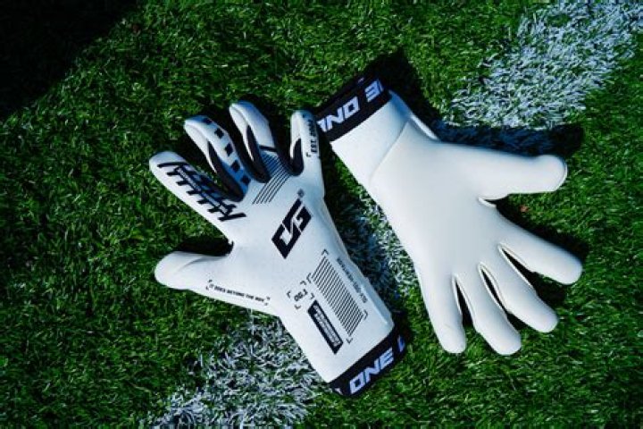 Are you supposed to wet goalie gloves?