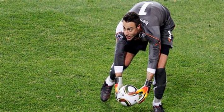 Can goalkeeper pick up a throw-in?