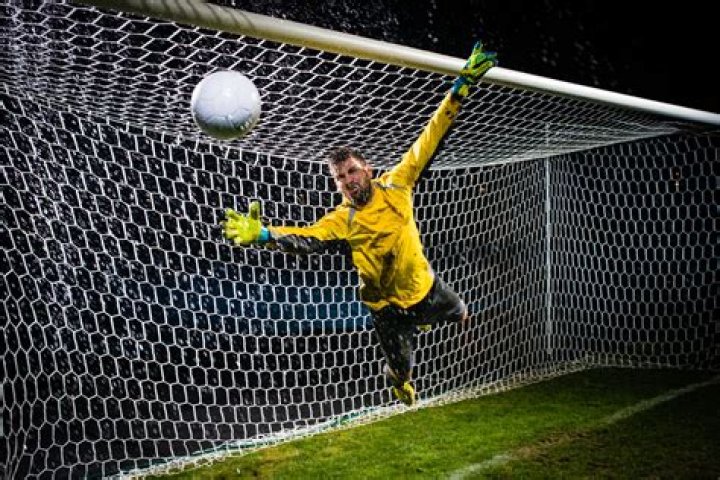 Can you switch goalies in soccer?
