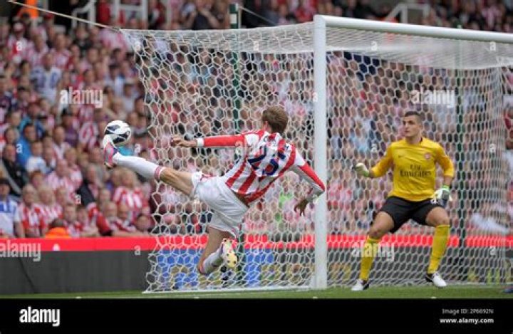 Extraordinary Height Of Peter Crouch: A Goalkeeper's Nightmare