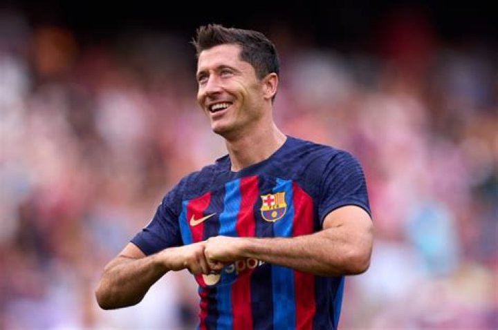 How close is Lewandowski to Muller's record?