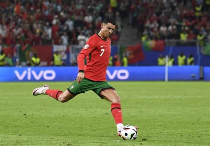 In which wing Ronaldo play?