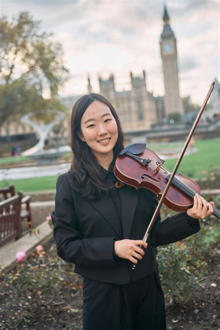 Unveiling The Charisma Of Roh Yoonseo: A Rising Star