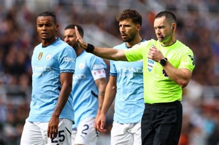 Which referee did Ronaldo kiss?