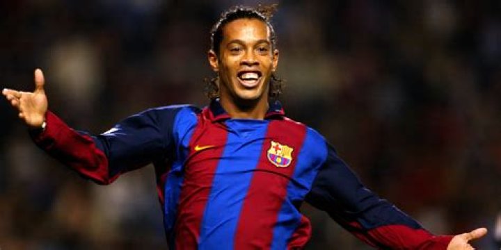 Who does Ronaldinho think is the best player?