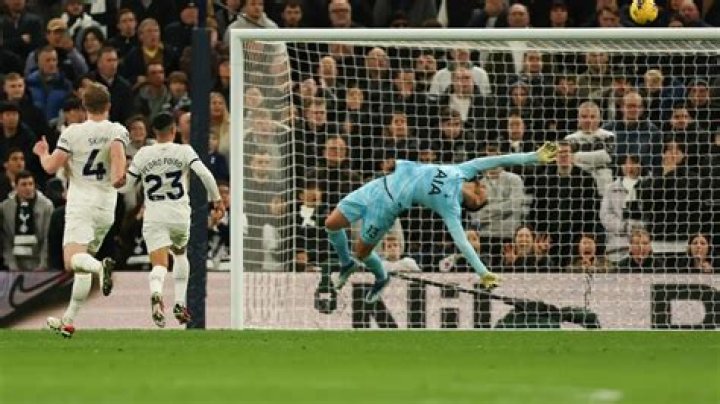 Who is the best goalkeeper in Premier League?