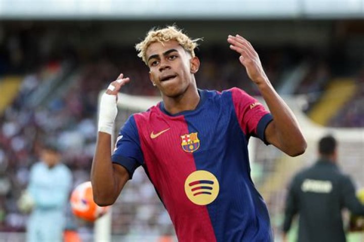 Who is the youngest player of Barcelona?